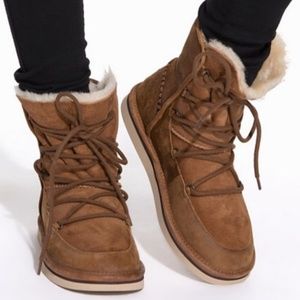 Ugg Lodge Boot in Chestnut